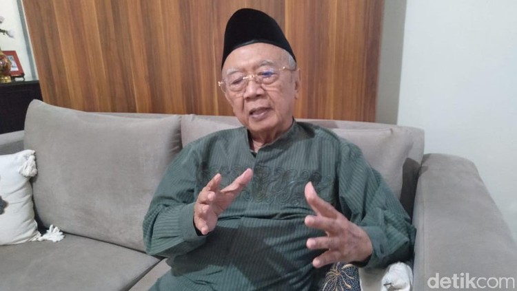 Gus Sholah meninggal dunia pada Minggu (2/2/2020) setelah jalani operasi jantung. Kisah cinta Gus Sholah dan istrinya, Farida tak kalah menarik untuk disimak.