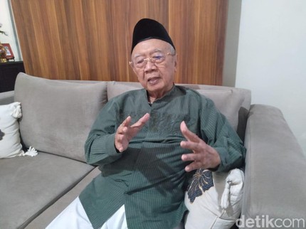 Mengenang Kisah Cinta Gus Sholah dan Farida, Berawal dari Boncengan Vespa