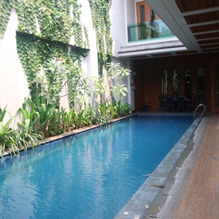 <p>Rumah mewah milik Sarita ini juga dilengkapi dengan kolam renang, Bun. (Foto: Instagram @queen_saritaabdulmukti)</p>