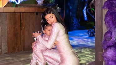 img-title Mewah, Perayaan Ulang Tahun Stormi Webster Bertema Taman Bermain
