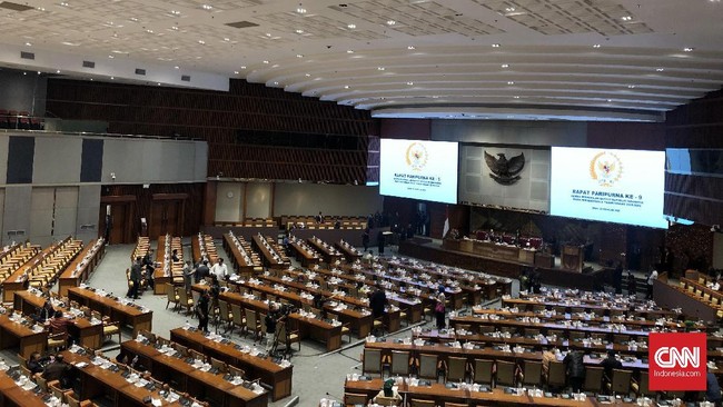 Pusat Studi Hukum dan Kebijakan menilai DPR mestinya peka dan membantu pemerintah dalam menangani corona.