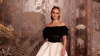 Baru-baru ini, Lily Rose Depp menghadiri British Academy Film Awards  (BAFA). Ia juga berjalan di atas red carpet. Tampil mempesona bukan? (Foto: Instagram @lilyrose_depp)