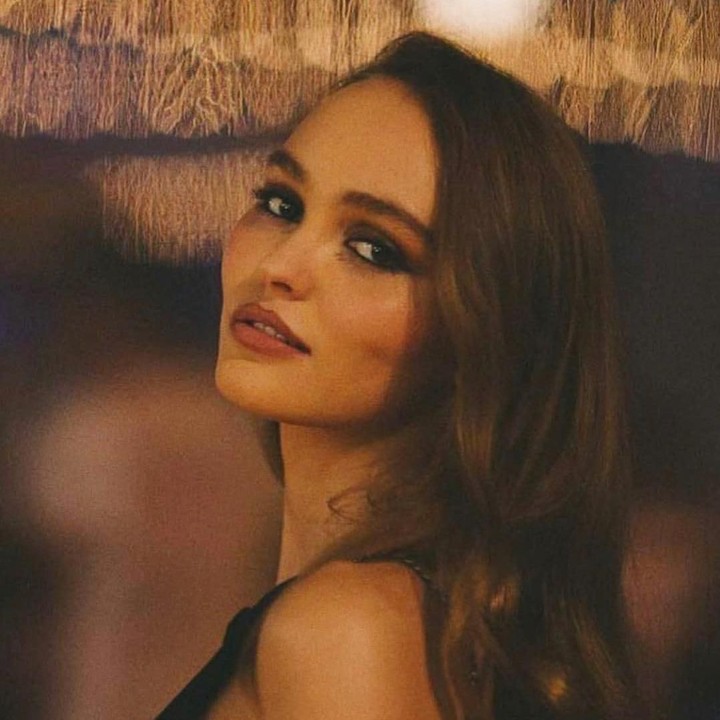 Mewarisi wajah sang ayah dan ibu, Lily memiliki paras yang cantik, Bun. Selain menjadi aktris, Lily juga merupakan seorang model. (Foto: Instagram @lilyrose_depp)