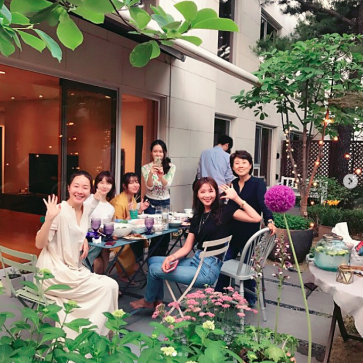 <p>Tampak luar rumah Son Ye Jin, ada patio untuk berkumpul dengan rekan-rekannya. (Foto: Instagram @yejinhand)/ Foto: Instagram</p>