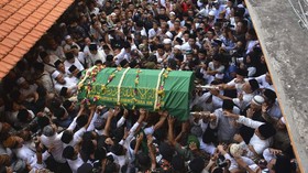 FOTO : Mengantar Gus Sholah ke Peristirahatan Terakhir