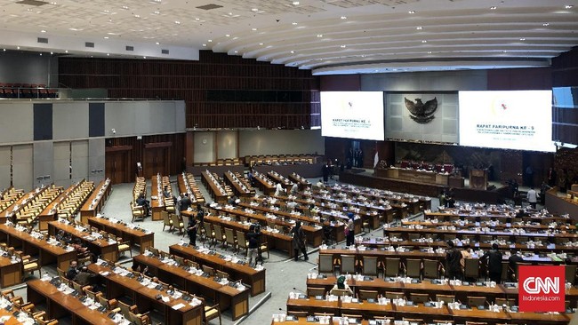 Rapat Paripurna ke-9 DPR Masa Persidangan II Tahun Sidang 2019-2020 diwarnai kursi kosong anggota dewan dan berlangsung molor, di Ruang Rapat Paripurna DPR, Senayan, Jakarta, Senin (3/2).