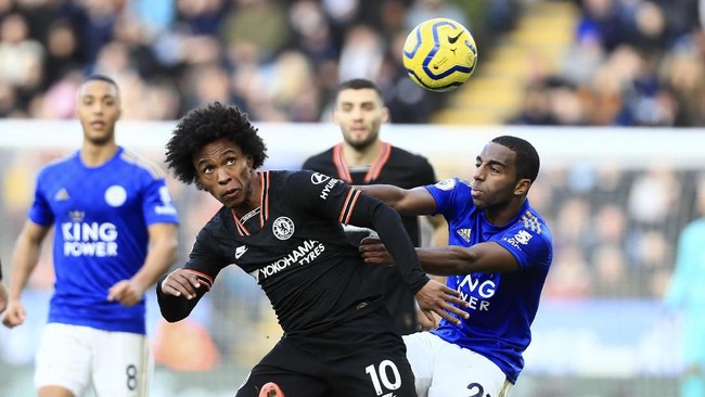 Chelsea's Willian, front left, duels for the ball with Leicester's Ricardo Pereira during the English Premier League soccer match between Leicester City and Chelsea at the King Power Stadium, in Leicester, England, Saturday, Feb. 1, 2020. (AP Photo/Leila Coker)