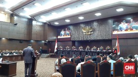 Saor Kritik Hakim MK Abaikan Arteria Dahlan Main HP di Sidang