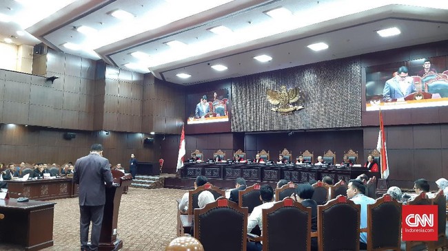 Saor Siagian mengkritik perlakuan tak adil majelis hakim MK yang menegur perilaku mahasiswa di ruang sidang, tapi mengabaikan Arteria Dahlan bermain ponsel.