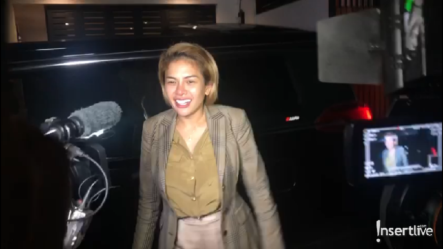 Nikita Mirzani langsung berteriak kencang usai tiba di rumahnya. "Nyai akhirnya di rumah," teriak Nikita Mirzani.