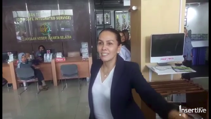Penangguhan penahanan Nikita Mirzani dikabulkan pihak Kejaksaan Negeri Jakarta Selatan. Fitri Salhuteru bersyukur atas hal tersebut.