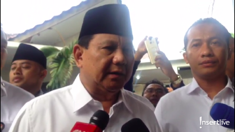 Gus Sholah meninggal dunia pada Minggu (2/2) akibat penyakit jantung yang dideritanya. Berikut suasana rumah duka Gus Sholah di Bangka Raya, Mampang, Jaksel. 