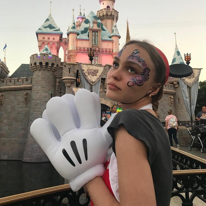<div>Ia memulai karirnya dengan peran sebagai kameo di film Tusk. Film tersebut ditulis dan disutradarai oleh Kevin Smith. (Foto: Instagram @lilyrose_depp)</div>