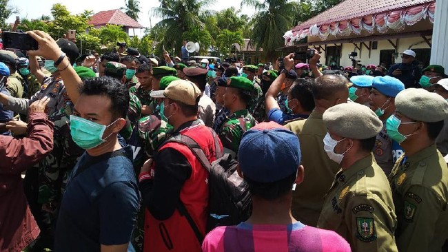 Bupati Natuna Abdul Hamid Rizal mengatakan pemberitahuan soal Natuna menjadi lokasi karantina hanya ia terima melalui aplikasi pesan WhatsApp.