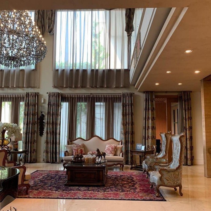 <p>Interior rumah milik Sarita yang terlihat mewah. Sarita mengungkapkan bahwa harga lampu gantungnya sendiri saja Rp150 juta. (Foto: Instagram @queen_saritaabdulmukti)</p>