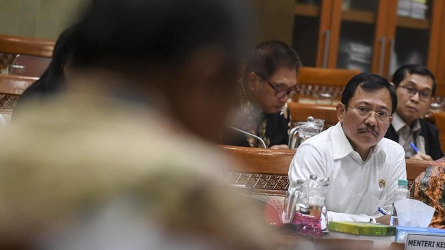 Menkes mengatakan fasilitas ponsel gratis itu agar para WNI bisa menjalin komunikasi dengan keluarga, sehingga bisa mengabarkan kondisi di karantina.