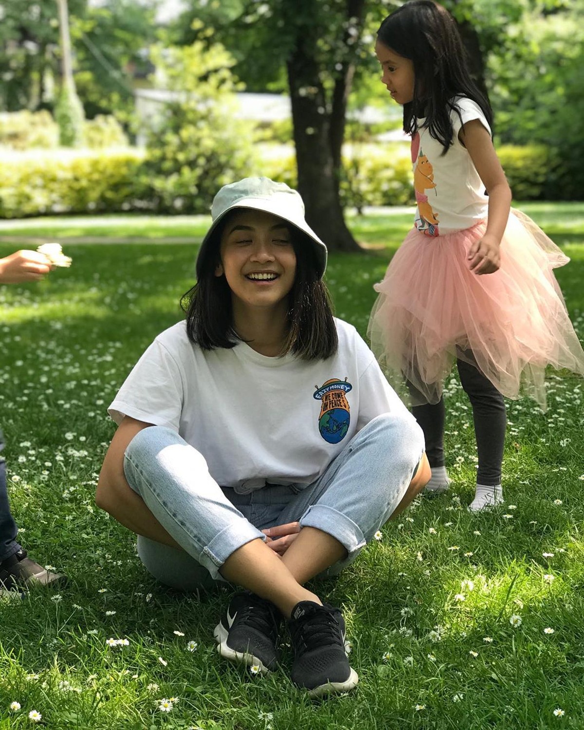 Berikut ini fakta Canti Tachril&comma; wanita cantik putri konglomerat Indonesia yang disebut pacar baru Adipati Dolken&period;