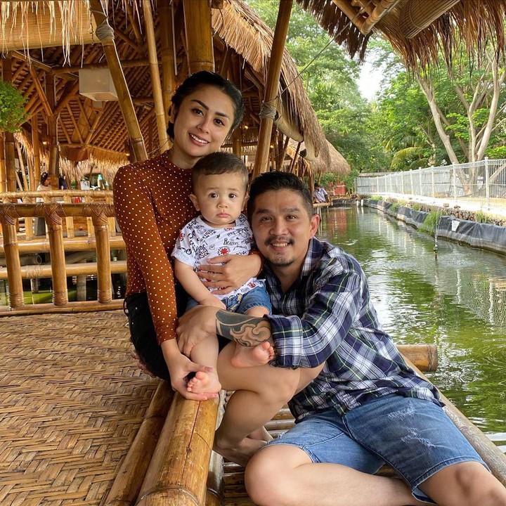 <p>Setelah menikah dua tahun lalu, Selvi Kitty dan Rangga Ilham telah dikaruniai seorang anak. Anak laki-laki mereka bernama Abizard Kavin Suseno. (Foto: Instagram @selvikitty)</p>