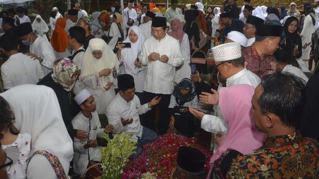 FOTO : Mengantar Gus Sholah ke Peristirahatan Terakhir