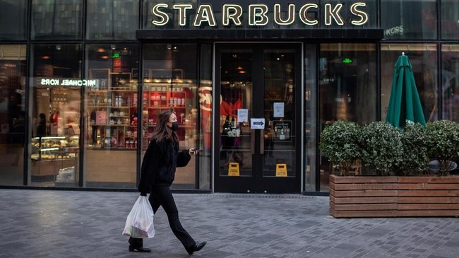 Starbucks melawan resesi tahun dengan menggandeng pelanggan muda dan kaya raya.