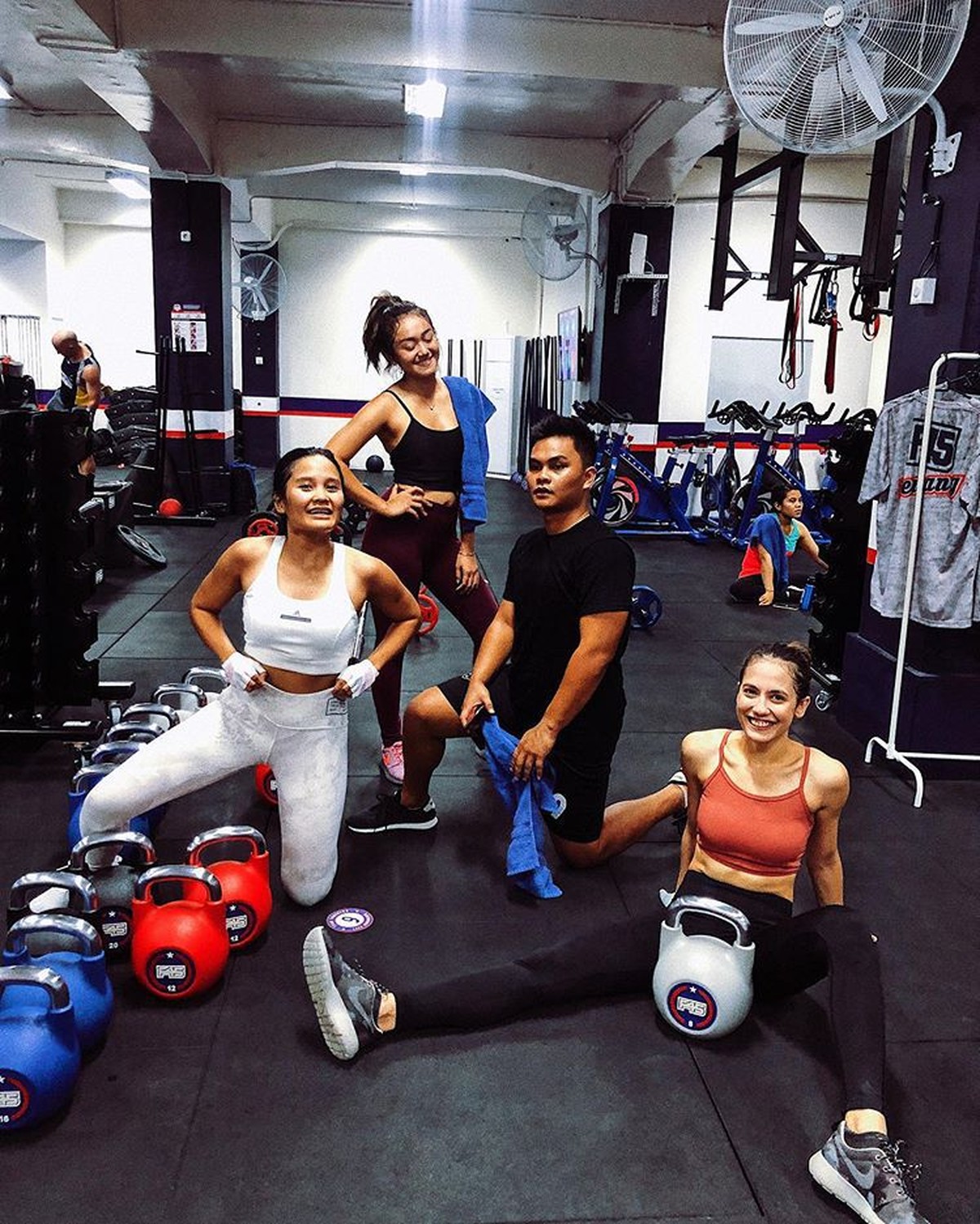 Berikut adalah beberapa potret Pevita Pearce saat ia membentuk otot agar bisa tampil sempurna sebagai tokoh pahlawan Nusantara yaitu Sri Asih&period;