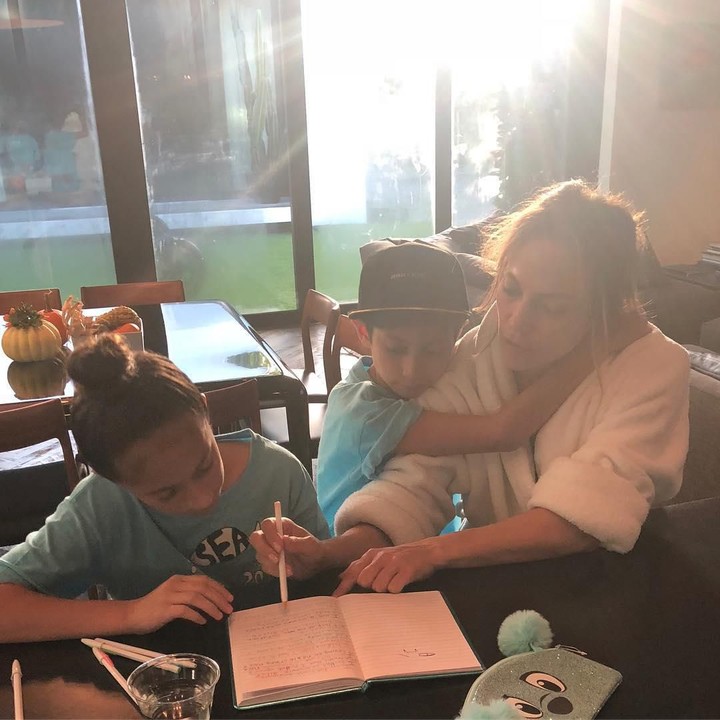 Di momen lain, J Lo mengajarkan anak-anaknya ketika mengerjakan tugas seperti di foto ini. (Foto: Instagram @jlo)