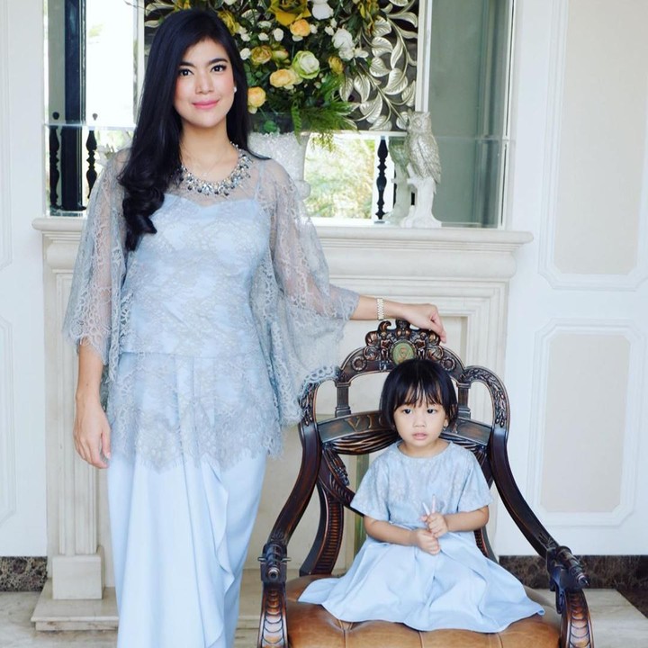 Punya anak perempuan, membuat Raya senang mendandaninya dengan baju yang sama. Bagaimana, Bun? Terlihat kompak kan? (Foto: Instagram @rayakohandi244)