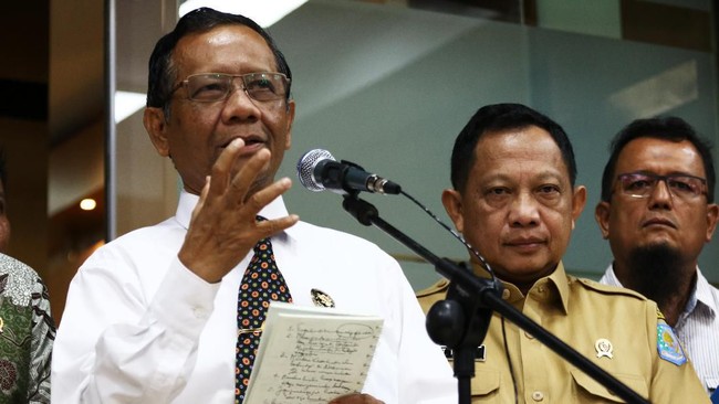 Mahfud MD mengatakan saat ini Perppu Darurat Sipil dalam posisi siap digunakan jika sewaktu-waktu diperlukan di tengah penanganan virus corona (Covid-19).