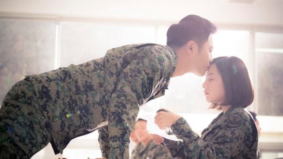 Seo Dae Young & Yoon Myeong Joo - Jin Goo & Kim Ji Won (Descendants of the Sun) Simak tujuh pasangan kedua di drama Korea yang sukses curi perhatian.
