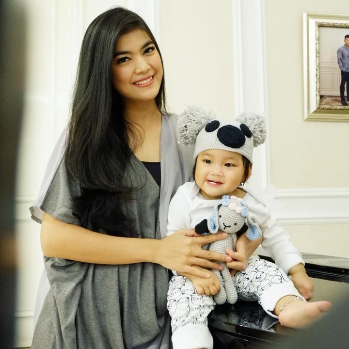 Raya saat ini sudah jarang muncul lagi di layar kaca, Bun. Terakhir Raya berperan di sebuah sinetron pada awal tahun 2019 lalu. Di balik itu, Raya ternyata fokus mengurus si kecil. (Foto: Instagram @rayakohandi244)