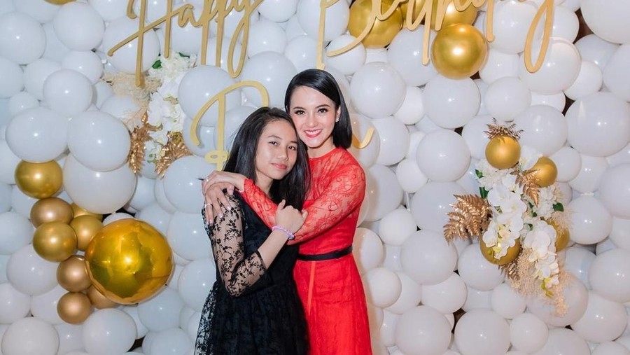 ririn ekawati dan dua anak perempuannya.