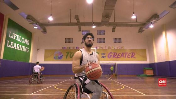 Deru Kursi Roda dan 'Lompatan' Bola Basket Amran