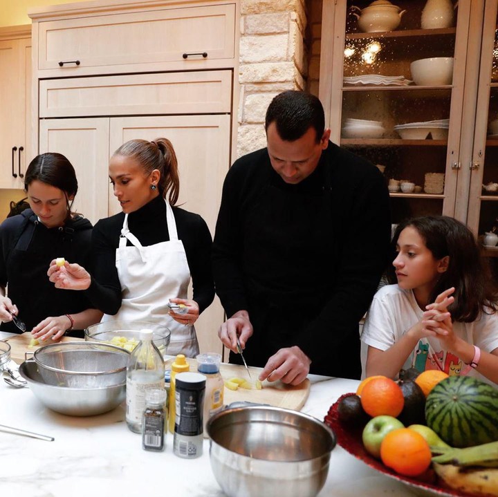 Tak hanya di panggung, J Lo juga dekat dengan anak-anaknya di rumah. Salah satu momen kedekatannya adalah menyiapkan makanan untuk makan malam Thanks Giving. (Foto: Instagram @jlo)