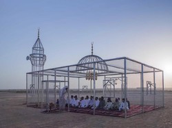 Masjid Transparan di Tengah Gurun, Masya Allah Cantiknya