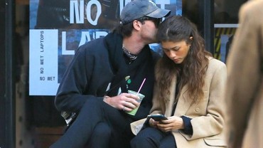 img-title Mengaku Hanya Teman tapi Jacob Elordi Kok Cium Zendaya?