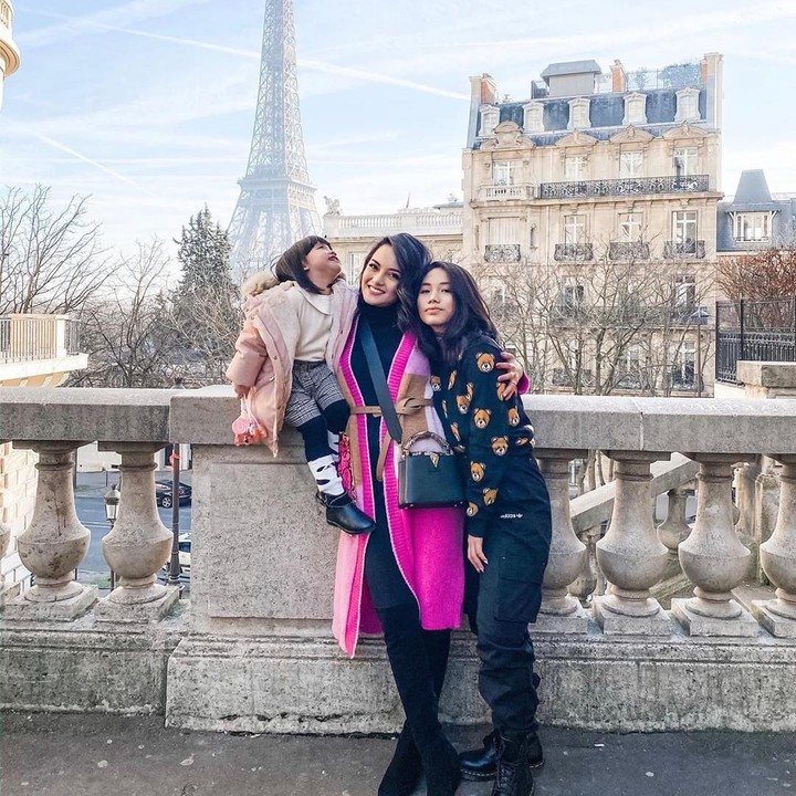 <p>Ririn menyebut dua anak gadisnya sebagai napas dan kekuatan dalam hidupnya. Dia berharap agar Jasmine dan Cattaleya saling jaga serta menyayangi. (Foto: Instagram @ririnekawati)</p>