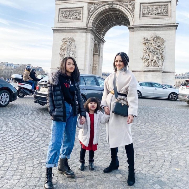 <p>Mengantar kedua anaknya liburan. Kata Ririn hal ini akan menjadi agenda mereka bertiga setiap tahun. (Foto: Instagram @ririnekawati)</p>