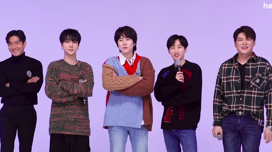 Super Junior menyanyikan lagu milik mereka menggunakan Bahasa Indonesia.