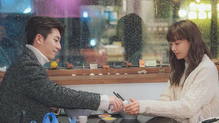Ji Seo Joon & Song Hae Rin - Wi Ha Joon & Jung Yoo Jin (Romance Is A Bonus Book) Simak tujuh pasangan kedua di drama Korea yang sukses curi perhatian.