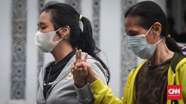 Sempat Tak Lolos Pemeriksaan, Kondisi 3 WNI di Hubei Sehat Kemenkes menyebut tiga WNI yang saat hendak dievakuasi ke Indonesia tak lolos pemeriksaan karena demam dan flu, kini dalam kondisi sehat.