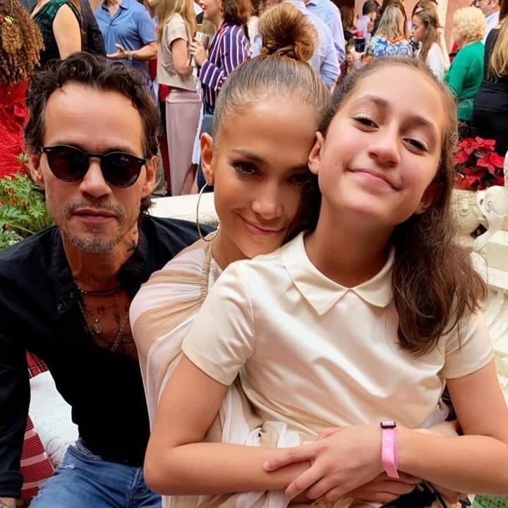Gadis ini mengikuti jejak ibunya menyanyi. Emme adalah anak dari J Lo dan mantan suaminya, Marc Anthony. (Foto: Instagram @munizlopez_familia)