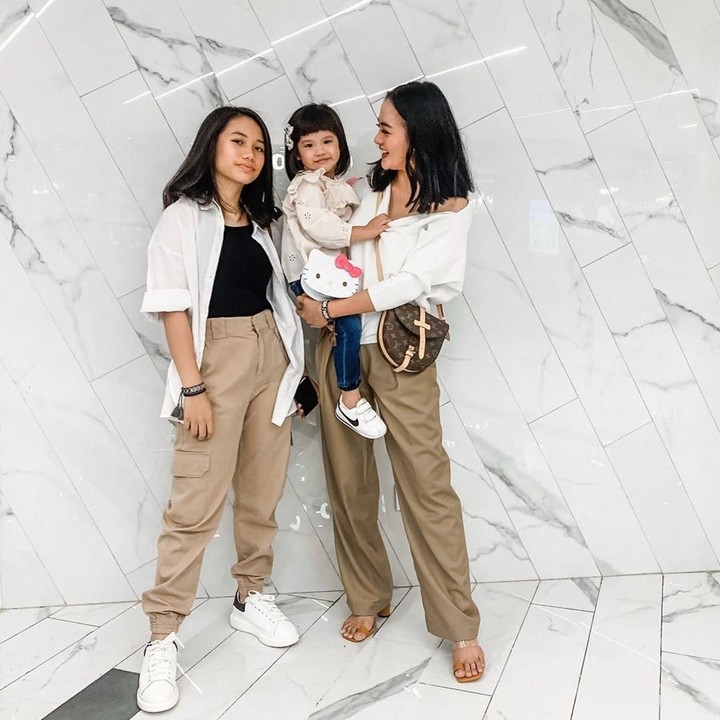 <p>Ririn Ekawati memiliki dua anak dengan perbedaan yang terpaut jauh. Si sulung, Jasmine Salsabila Abeng lahir dari pernikahan pertama bersama Edwin Abeng. Sedangkan si kecil Abigail Cattaleya Putri adalah buah cinta dengan almarhum Ferry Wijaya. (Foto: Instagram @ririnekawati)</p>