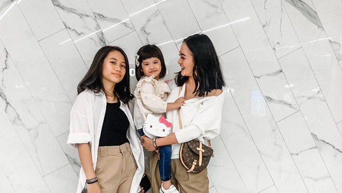 ririn ekawati dan dua anak perempuannya.