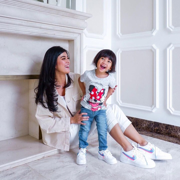 Saat ini mereka telah dikaruniai seorang anak yang diberi nama Alesha Milena Chalik. Sama-sama cantik ya, Bun? (Foto: Instagram @rayakohandi244)