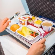 Kalau Masih Lapar, Bolehkah Minta Tambah Makanan Gratis di Dalam Pesawat?