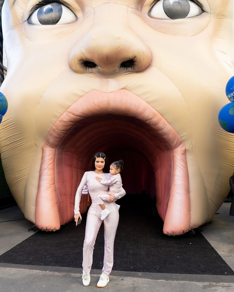 Stormi Webster merayakan ulang tahun yang kedua dengan konsep yang sangat mewah. Intip keseruan acara ulang tahun putri Kylie Jenner dan Travis Scott ini yuk!