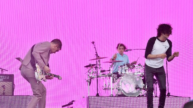 The 1975 tampil retro dalam video musik terbaru, Me & You Together Song, dengan visual khas tahun 1990-an dan warna-warna cerah.