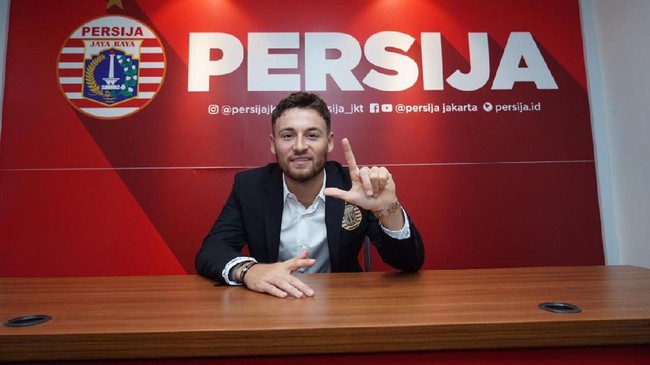 Gelandang Persija Jakarta, Marc Klok masih harus menyelesaikan dua langkah lagi untuk menjadi Warga Negara Indonesia (WNI).