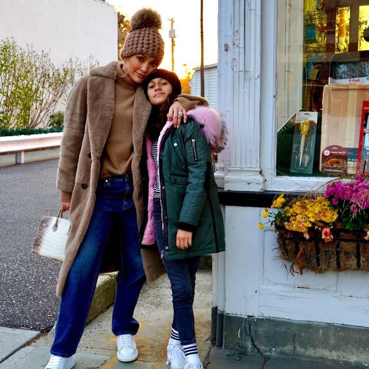 Sebagai ibu yang memiliki anak-anak remaja, J Lo menjaga kedekatan dengan mereka, Bun. (Foto: Instagram @jlo)