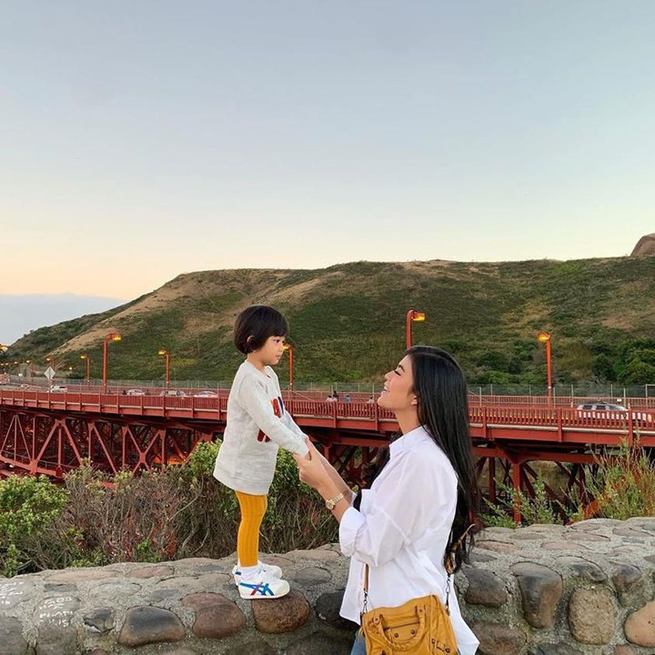Bahkan, ketika jalan-jalan pun Raya menggunakan baju yang senada dengan Alesha. OOTD ala ibu dan anak nih. (Foto: Instagram @rayakohandi244)